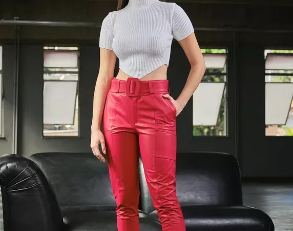 5 ideias de blusas para usar com uma calça de couro vermelha