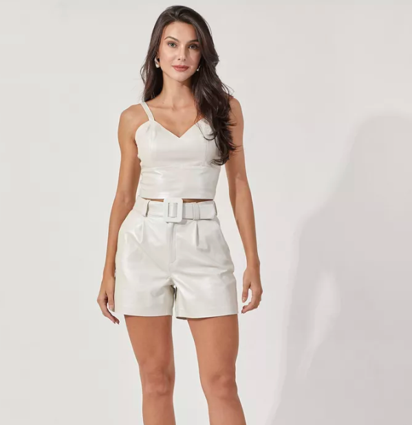 Shorts de couro branco: como usar essa peça ícone do verão