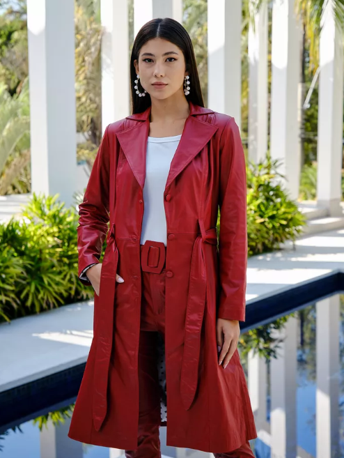 O que torna o trench coat vermelho tão estiloso?