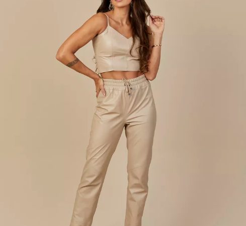 Calça de couro legítimo feminina: como incorporar no dia a dia?