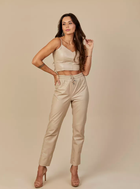 Calça de couro legítimo feminina: como incorporar no dia a dia?