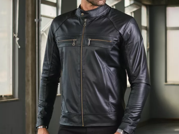 Estilo urbano: jaqueta de couro preta e calça jeans slim.