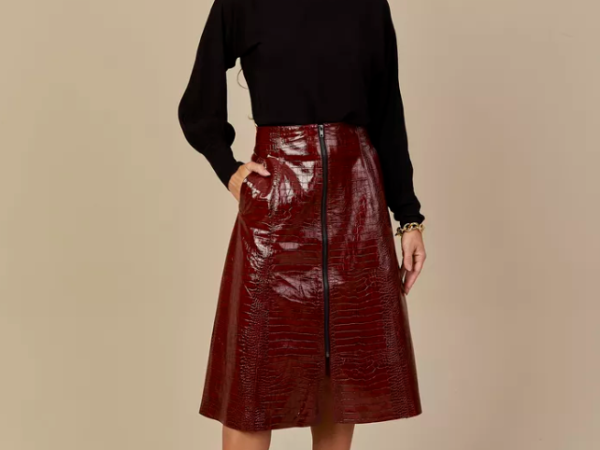 Como equilibrar tons fortes com peças de couro vermelho.