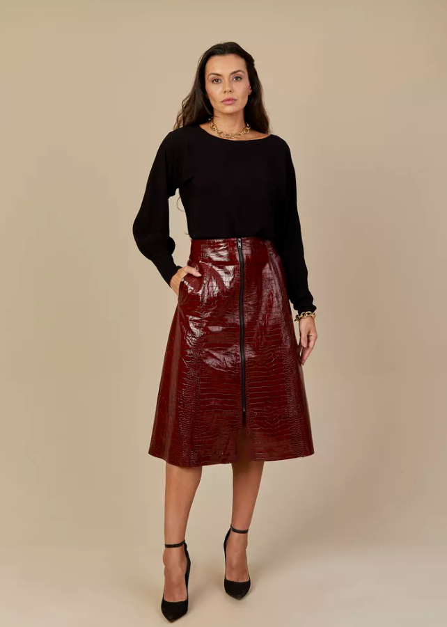 Como equilibrar tons fortes com peças de couro vermelho.