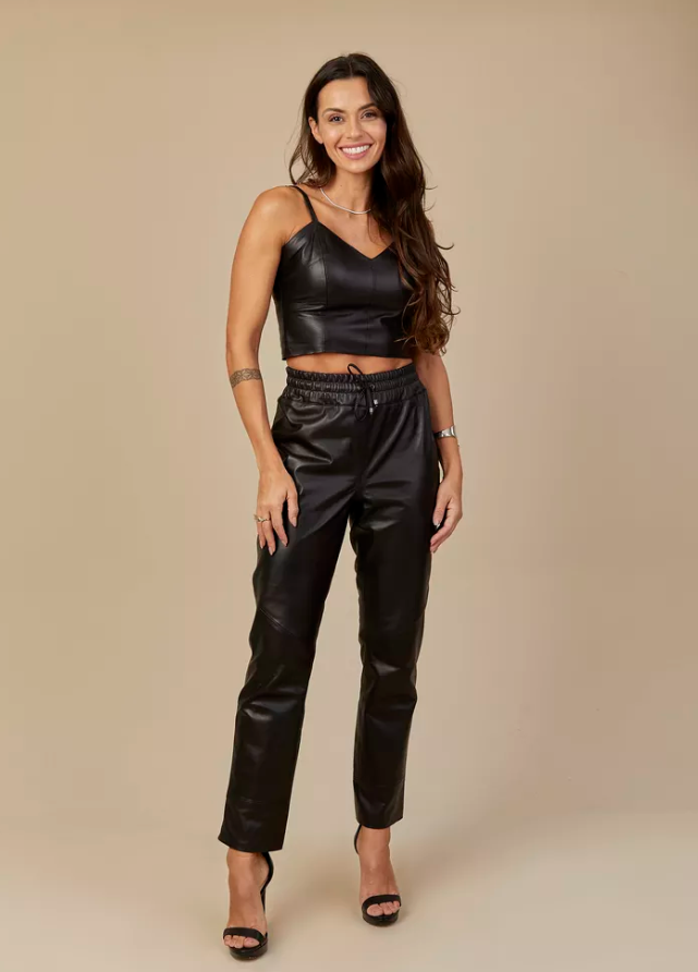 Calça de couro feminina: como incorporar ao visual moderno.