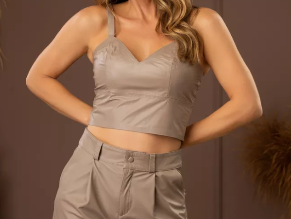 Como criar um look casual com bermuda de couro e tênis