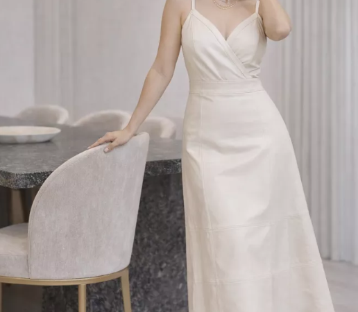 Vestido de couro branco é uma escolha segura para eventos diurnos?