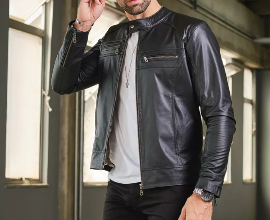 Como a jaqueta preta de couro masculina se comporta em encontros informais?