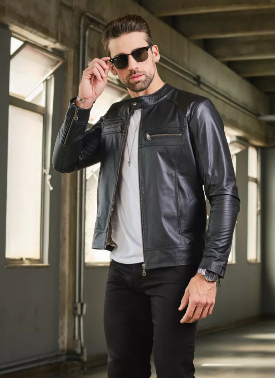 Como a jaqueta preta de couro masculina se comporta em encontros informais?